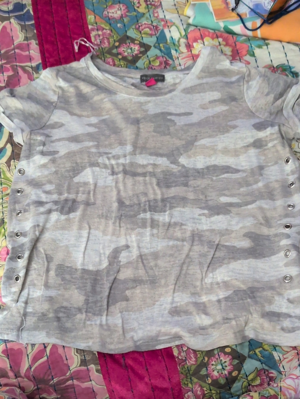 Vince Camuto Women's Gray and White Camo Short Sleeve Tee with Side Grommets